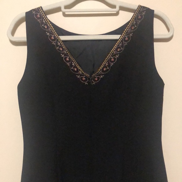 MAGGY LONDON PETITES little black dress. Size 10. Beautiful trim. - Picture 4 of 9
